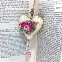 Herz Mini mit Blüten beidseitig bestickt Blumen Biwaperlen – weiß rosa Deko Handarbeit