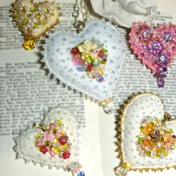 Herz mit lachsrosa Rosen als Anhänger Brosche handbestickt – Brautschmuck im Boho Ibiza Stil, Unikatschmuck