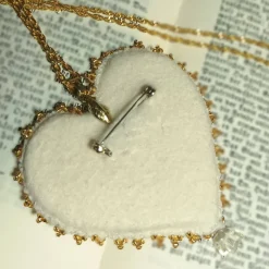 Herz mit lachsrosa Rosen als Anhänger Brosche handbestickt – Brautschmuck im Boho Ibiza Stil, Unikatschmuck