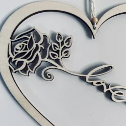 Herz mit Rose und Love Schriftzug, Holzherz als Hochzeitsdekoration oder Geschenk zum Valentinstag