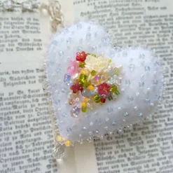 Herz mit Rosen als Anhänger Brosche handbestickt – Brautschmuck im Boho Ibiza Stil, Unikatschmuck