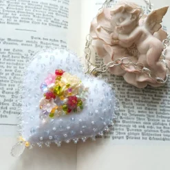 Herz mit Rosen als Anhänger Brosche handbestickt – Brautschmuck im Boho Ibiza Stil, Unikatschmuck