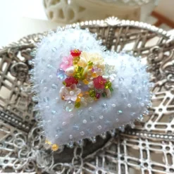 Herz mit Rosen als Anhänger Brosche handbestickt – Brautschmuck im Boho Ibiza Stil, Unikatschmuck