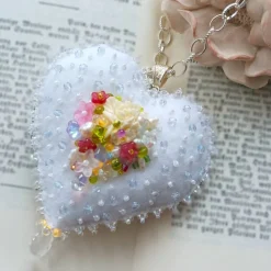 Herz mit Rosen als Anhänger Brosche handbestickt – Brautschmuck im Boho Ibiza Stil, Unikatschmuck