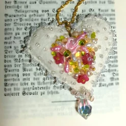 Herz mit roten Rosen als Anhänger handbestickt – Brautschmuck im Boho Ibiza Stil, Trachtenschmuck