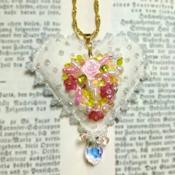 Herz mit roten Rosen als Anhänger handbestickt – Brautschmuck im Boho Ibiza Stil, Trachtenschmuck