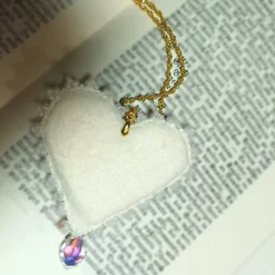 Herz mit roten Rosen als Anhänger handbestickt – Brautschmuck im Boho Ibiza Stil, Trachtenschmuck