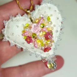 Herz mit roten Rosen als Anhänger handbestickt – Brautschmuck im Boho Ibiza Stil, Trachtenschmuck