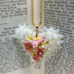 Herz mit roten Rosen als Anhänger handbestickt – Brautschmuck im Boho Ibiza Stil, Trachtenschmuck