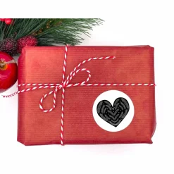 Herz mit Tannenzweigen auf 12 Papieraufklebern in schwarz-weiß 4cm rund