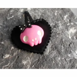 Herz Stoff samt Haarspange, schwarz mit großen Totenkopf