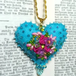 Herz türkis mit roten Rosen als Anhänger Brosche handbestickt – Brautschmuck im Boho Ibiza Stil, Trachtenschmuck