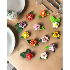 Häkelblüten & Marienkäfer Streudeko Set – Handgemachte Frühlingsdeko, 12-tlg., Blumen, Biene, Ostern