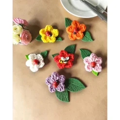 Häkelblüten & Marienkäfer Streudeko Set – Handgemachte Frühlingsdeko, 12-tlg., Blumen, Biene, Ostern