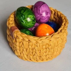 Häkelkörbchen, Osternest aus goldgelbem Textilgarn gehäkelt