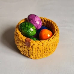 Häkelkörbchen, Osternest aus goldgelbem Textilgarn gehäkelt