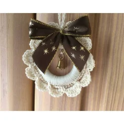 Häkelkränzchen weihnachtlich dekoriert in beige mit brauner Schleife von Hobbyhaus