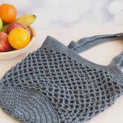 Häkeltasche Einkaufstasche Einkaufsnetz in grau aus hochwertiger Baumwolle mit Schulterriemen gehäkelt