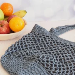 Häkeltasche Einkaufstasche Einkaufsnetz in grau aus hochwertiger Baumwolle mit Schulterriemen gehäkelt