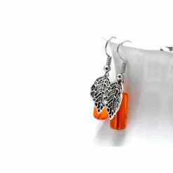 Hängeohrringe Herbstfarben mit Blatt . Ohrrringe zum Herbstoutfit . Glasperlen Farbwahl Orange Grün Ocker . Schmuck für den Herbst