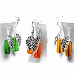 Hängeohrringe Herbstfarben mit Blatt . Ohrrringe zum Herbstoutfit . Glasperlen Farbwahl Orange Grün Ocker . Schmuck für den Herbst