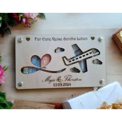 Hochzeit - personalisiertes Geldgeschenk aus Holz mit Lasergravur – Weltkarte, Herzen oder Flugzeug – Hochzeit & Ge