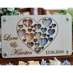 Hochzeit - personalisiertes Geldgeschenk aus Holz mit Lasergravur – Weltkarte, Herzen oder Flugzeug – Hochzeit & Ge