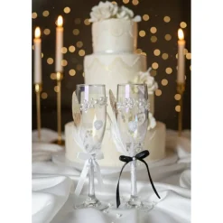 Hochzeits-Champagnergläser „Love Sparkle“ – Handverzierte Sektgläser mit Perlen, AB-Schimmer & Federn im Brautpaar-Look