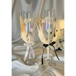 Hochzeits-Champagnergläser „Love Sparkle“ – Handverzierte Sektgläser mit Perlen, AB-Schimmer & Federn im Brautpaar-Look