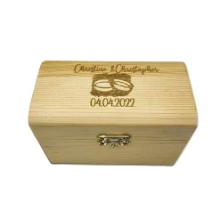 Hochzeitsgeschenk -  kleine, personalisierte Holzkiste mit Gravur von Namen und Datum