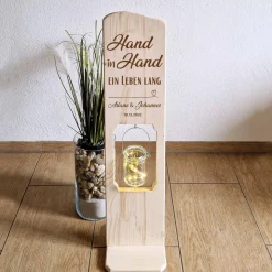 Hochzeitsgeschenk Holzschild Hand in Hand ein Leben lang personalisiert mit Namen und Datum