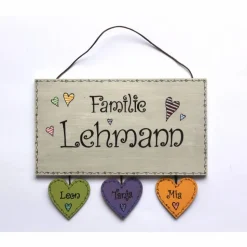 Hochzeitsgeschenk personalisiert – Türschild Familie aus Holz mit Namen & Herzanhängern, individuelles Haustürschild handgemalt und wetterfest
