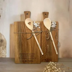 Hochzeitsgeschenk Schneidebrett aus Eiche mit Griff & Kochlöffel – personalisiert für Hochzeit, Einzug & Paare