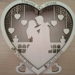 Hochzeitsherz beleuchtet, mit der Silhouette eines Brautpaar, personalisierbar mit Namen und Daten