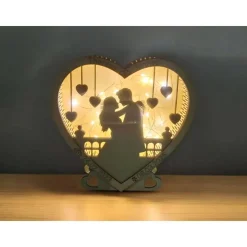 Hochzeitsherz beleuchtet, mit der Silhouette eines Brautpaar, personalisierbar mit Namen und Daten
