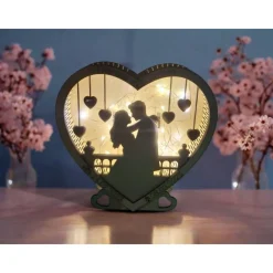 Hochzeitsherz beleuchtet, mit der Silhouette eines Brautpaar, personalisierbar mit Namen und Daten