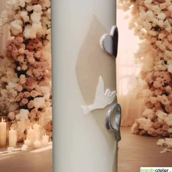 Hochzeitskerze elfenbein mit silbernen Tauben und Herzen, personalisierbar mit Namen und Datum, perfekte Hochzeitsdeko