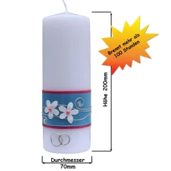 Hochzeitskerze mit blauem Band, weißen Blumen und silbernen Ringen, personalisierbar, stilvolle Hochzeitsdeko