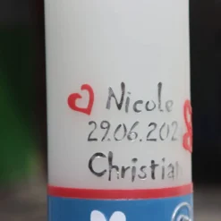 Hochzeitskerze mit blauem Band, weißen Blumen und silbernen Ringen, personalisierbar, stilvolle Hochzeitsdeko