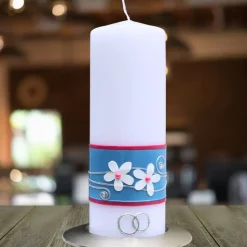 Hochzeitskerze mit blauem Band, weißen Blumen und silbernen Ringen, personalisierbar, stilvolle Hochzeitsdeko