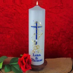 Hochzeitskerze mit Enzian-Kreuz, personalisierbar, elfenbein mit goldenen Trauringen und Blütenranke, Hochzeitsdeko