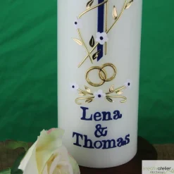 Hochzeitskerze mit Enzian-Kreuz, personalisierbar, elfenbein mit goldenen Trauringen und Blütenranke, Hochzeitsdeko