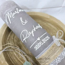 Hochzeitskerze mit/ohne Teelichteinsatz in taupe-braun mit Spitzenband, Jute und Perlen - Personalisiert