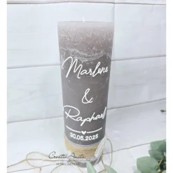 Hochzeitskerze mit/ohne Teelichteinsatz in taupe-braun mit Spitzenband, Jute und Perlen - Personalisiert
