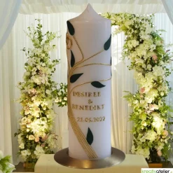 Hochzeitskerze weiß mit goldenen und grünen Blattranken, personalisierbar, edle Traukerze für Hochzeitsdeko und Geschenk