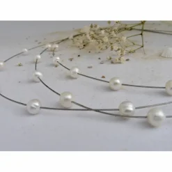 Hochzeitsschmuck Perlen, feine zarte Brautkette echte Perlen, dreireihig auf Draht schwebend mit Silber