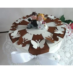 Hochzeitstorte/Schachteltorte in braun / creme mit Schmetterlingen, 23cm Durchmesser
