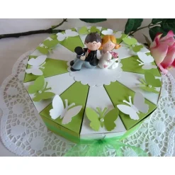 Hochzeitstorte/Schachteltorte in grün/weiß, 23cm Ø /mit Hochzeitspaar und Schmetterlingen