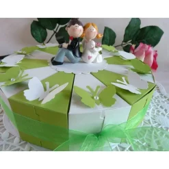 Hochzeitstorte/Schachteltorte in grün/weiß, 23cm Ø /mit Hochzeitspaar und Schmetterlingen