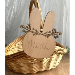 Holzanhänger Ostern aus Holz in Osterhasenform Blumenkranz personalisiert mit Name als kleines Geschenk, Hasenanhänger